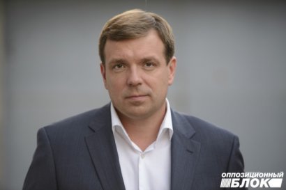 Скорик:  Сегодня истинный «патріот вільної незалежної України» должен выглядеть примерно так: в балаклаве, с битой в одной руке и с национальным флагом Украины в другой