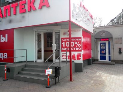 В Одессе сносят незаконные рекламные вывески