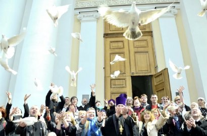 Одесситы помолились за мир и выпустили в небо белых голубей (фото)