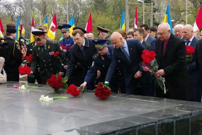 День освобождения Одессы: ветераны, политики и школьники возложили цветы к памятнику героям-летчикам (фото)