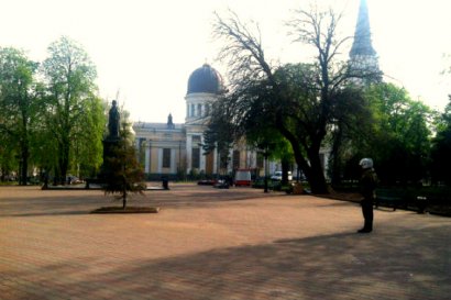 На площади возле Спасо-Преображенского собора искали бомбу (фото)