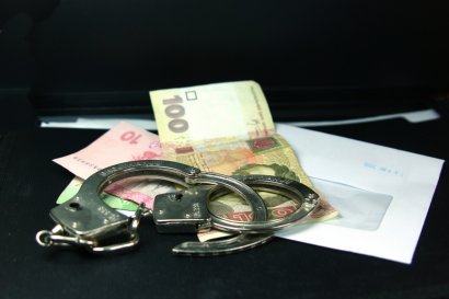 По ходатайству прокуратуры взят под стражу полицейский, задержанный на взятке в 1500 долларов США