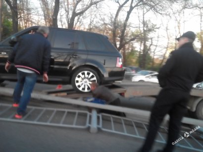 Возле одесского железно-дорожного вокзала начнут восстанавливать дорожный разделитель