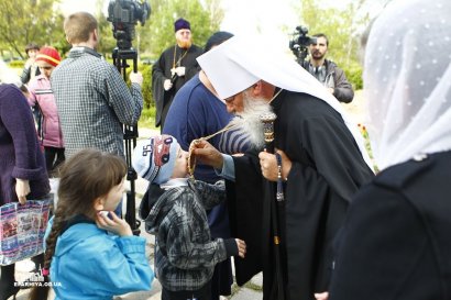 Владыка Агафангел поздравил вынужденных переселенцев Донбасса со Светлым Христовым Воскресением и передал им пасхальные подарки (фото)