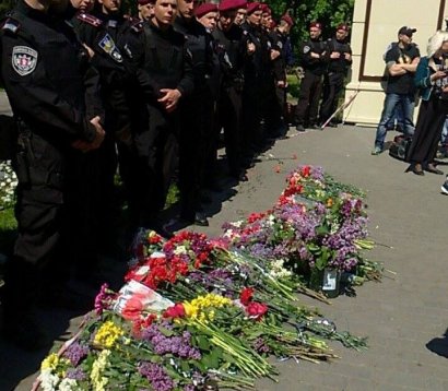 На Куликово поле не пускают: Одесситы в знак протеста возлагают цветы к ногам полицейских