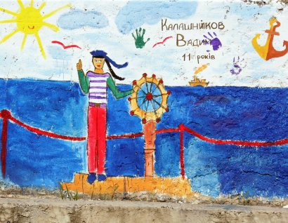 Дети украсили дорогу к морю ярким стрит-артом