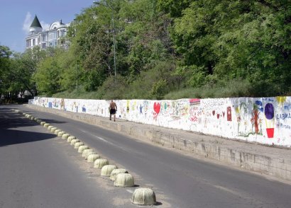 Дети украсили дорогу к морю ярким стрит-артом