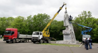 Шелюгин: памятник Ленину не сносят, а сдают в музей