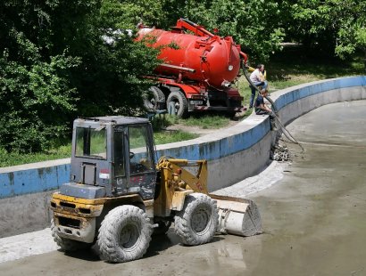 В парке Победы очищают водоем от метрового ила (фото)