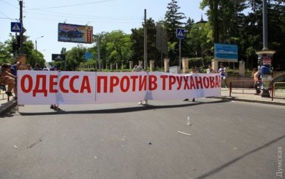 Участники антитрухановского майдана сегодня устроили в Одессе настоящий транспортный коллапс