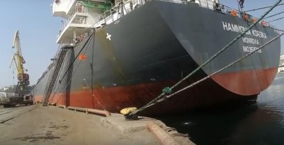 В Одесском морском порту в очередной раз был установлен факт сброса с судна веществ, которые загрязнили акваторию порта (видео)