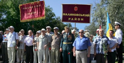 В честь 75-й годовщины начала героической обороны Одессы состоялось возложение венков и цветов к памятнику Неизвестному матросу