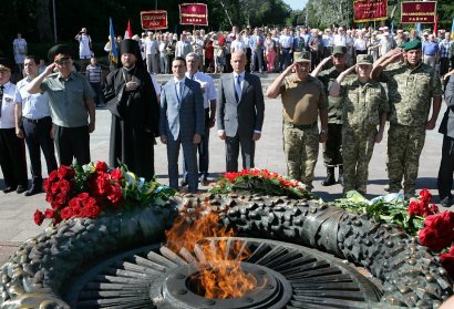 В честь 75-й годовщины начала героической обороны Одессы состоялось возложение венков и цветов к памятнику Неизвестному матросу