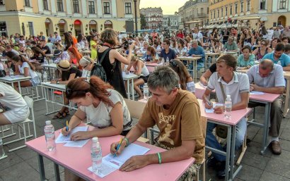 Одесситы писали диктант на украинском языке под открытым небом (фото)