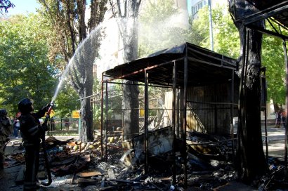 На Таирово неизвестные подожгли торговые павильоны (фото)