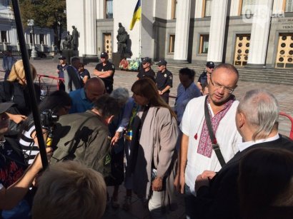 Противники городской власти провели-таки митинг у стен Парламента