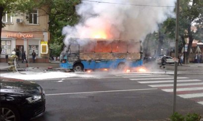 Возле здания СБУ сгорела маршрутка