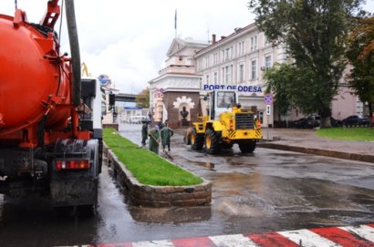 В Одессе избавляются от воды (фото)