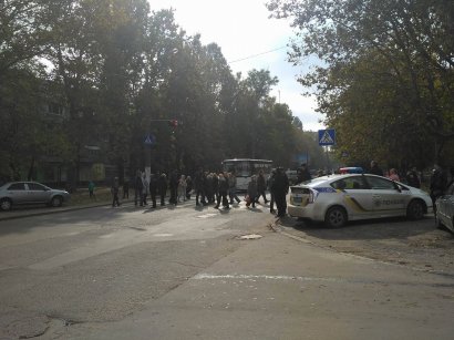 Сегодня одесситы вновь перекрывали движение по городским улицам, добиваясь восстановления энергообеспечения своих домов