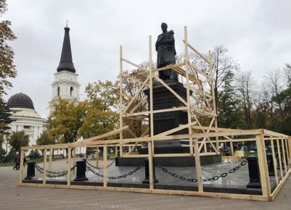 В Одессе на ремонт закрыли памятник Воронцову