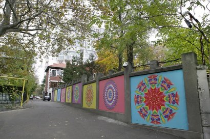 Десяток цветистых мандал украсили стену в переулке, соединяющем Лидерсовский бульвар с улицей Черноморской