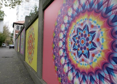 Десяток цветистых мандал украсили стену в переулке, соединяющем Лидерсовский бульвар с улицей Черноморской