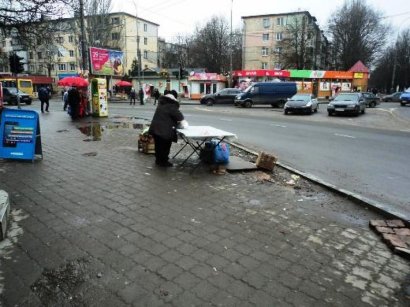 Вопрос с самовольной уличной торговлей на площади Деревянко  должен быть закрыт в ближайшее время