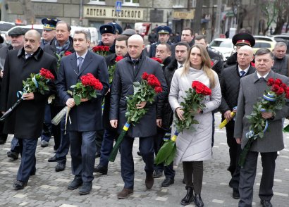 В Одессе состоялась церемония возложения цветов к памятнику Тарасу Шевченко по случаю Дня Достоинства и Свободы