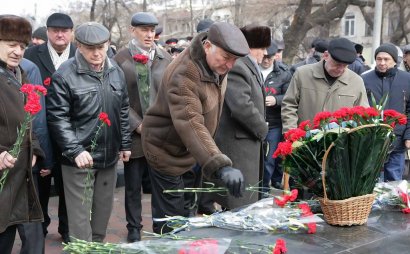 Одесситы возложили цветы к памятнику чернобыльцам
