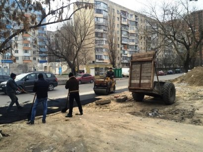В Малиновском районе Одессы проводят работы по капремонту тротуара улицы Средней