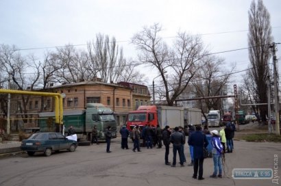 Одесситы перекрыли движение транспорта на Пересыпи