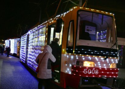 На маршруты вышли музыкально-новогодние трамваи