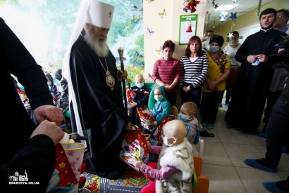 Митрополит Агафангел поздравил маленьких пациентов детской областной больницы с Рождеством Христовым (фото)