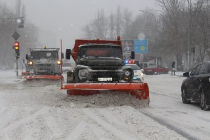 В Одессе продолжаются работы по расчистке снежных заносов