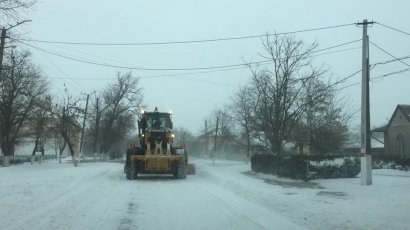 Спасатели продолжают освобождать дороги региона от снега
