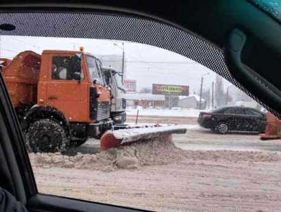 Коммунальные службы продолжают убирать город от снега