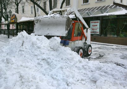 Одесская мэрия просит одесситов не оставлять машины в центре города: работает снегоуборочная техника