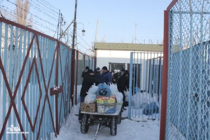 Одесские священники принесли рождественские подарки заключенным  СИЗО (фото)