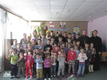 Хоровые коллективы Одесской епархии поздравили воспитанников и сотрудников Центра социально-психологической реабилитации детей г. Одессы (фото)