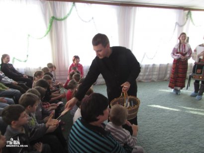 Хоровые коллективы Одесской епархии поздравили воспитанников и сотрудников Центра социально-психологической реабилитации детей г. Одессы (фото)