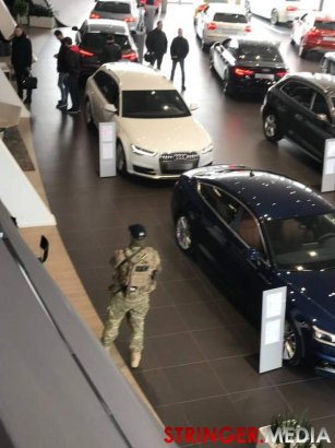 СБУ проводит обыски в автомобильном салоне Audi в Одессе