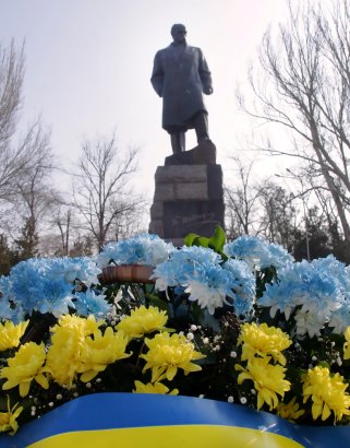 В парке Шевченко прошла церемония возложения цветов к памятнику Кобзарю (фото)