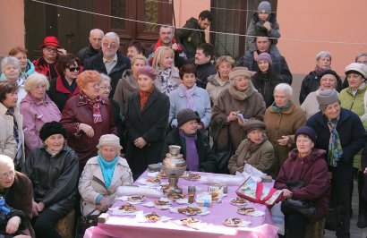Цветы, печенье и любимые хиты Леонида Утесова - 122-летие исполнителя решили отметить во дворе его дома-музея.