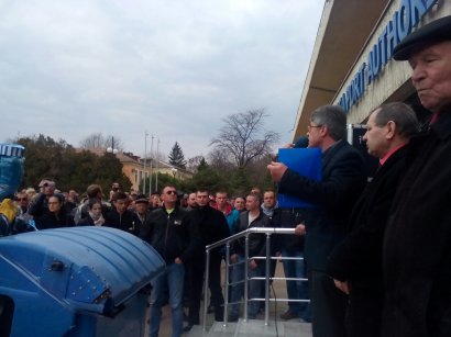 Черноморск: На митинге портовики посадили в мусорный бак чучело директора порта (фото)