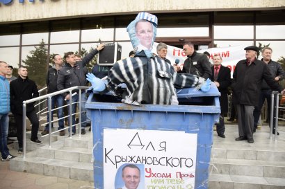 Черноморск: На митинге портовики посадили в мусорный бак чучело директора порта (фото)