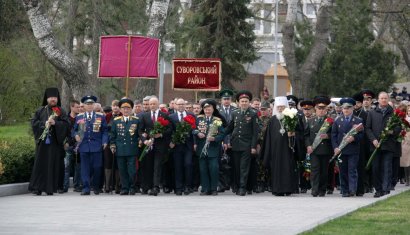 В честь Дня освобождения одесситы возложили цветы на Аллее славы и на площади 10-го Апреля.