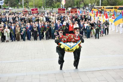 К стеле «Крылья Победы» на площади 10 апреля торжественно возложили цветы