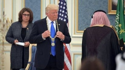 В Эр-Рияде Трампу вручили высшую награду Саудовской Аравии за гражданские заслуги - орден короля Абдель-Азиза