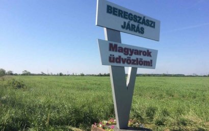 В Закарпатской области патриоты разрушили указательные стелы на венгерском языке
