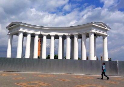 Одесская Колоннада — за забором, Воронцовский дворец окружили столбы, а знаменитая пушка «уехала лечиться»